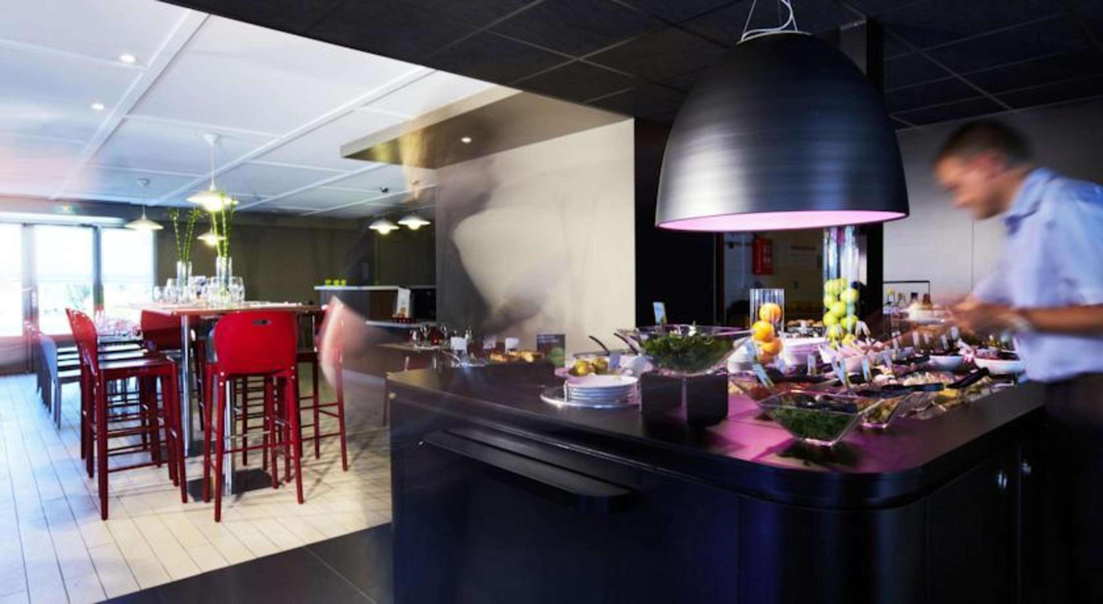Kyriad Direct Marseille Est La Valentine La Penne-sur-Huveaune Exterior foto