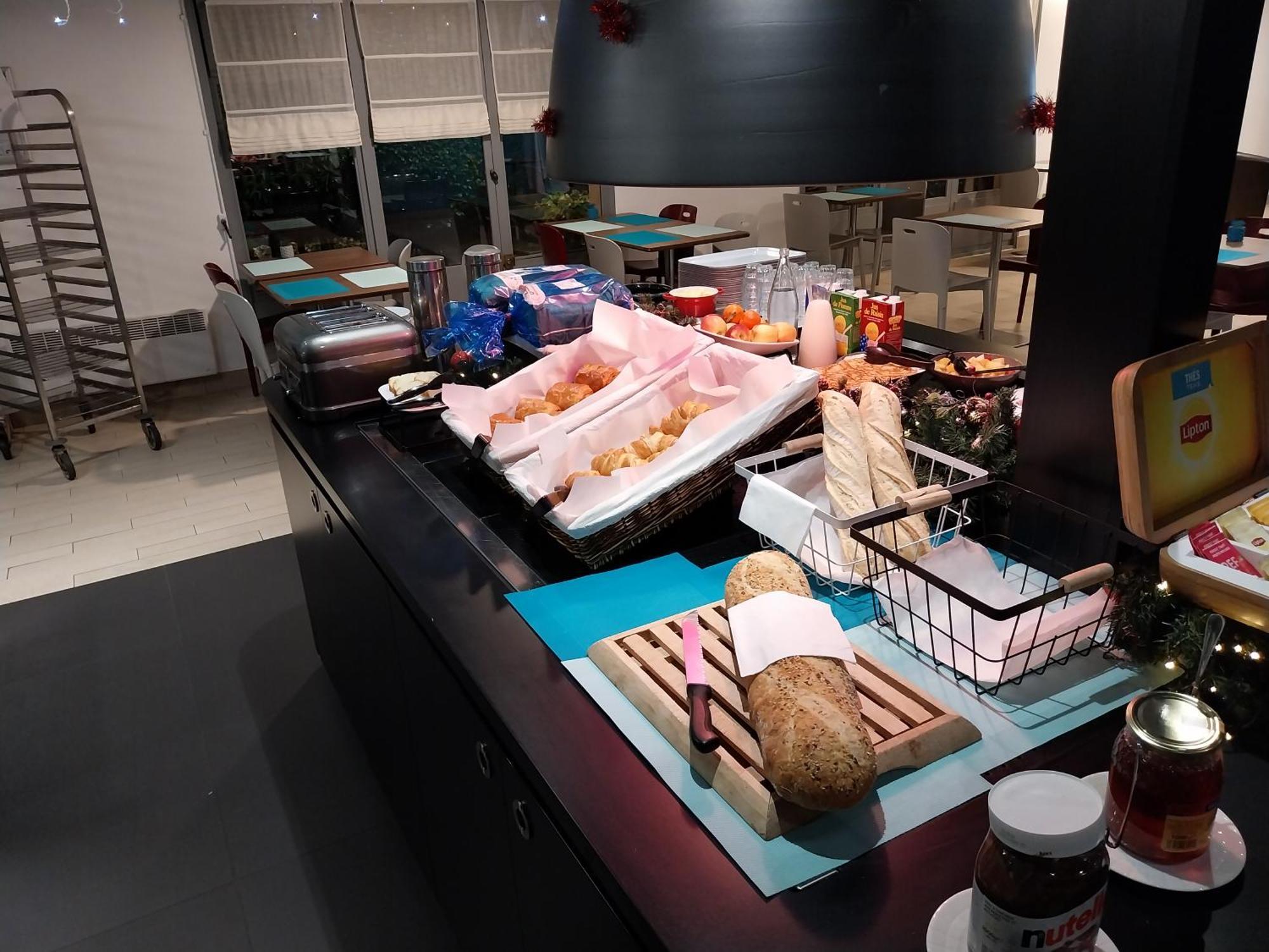 Kyriad Direct Marseille Est La Valentine La Penne-sur-Huveaune Exterior foto